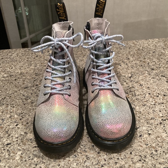 4 Girls Dr. Marten’s Pascal J 1460 Irridescent Pebbled Rainbow Boots - Picture 7 of 15